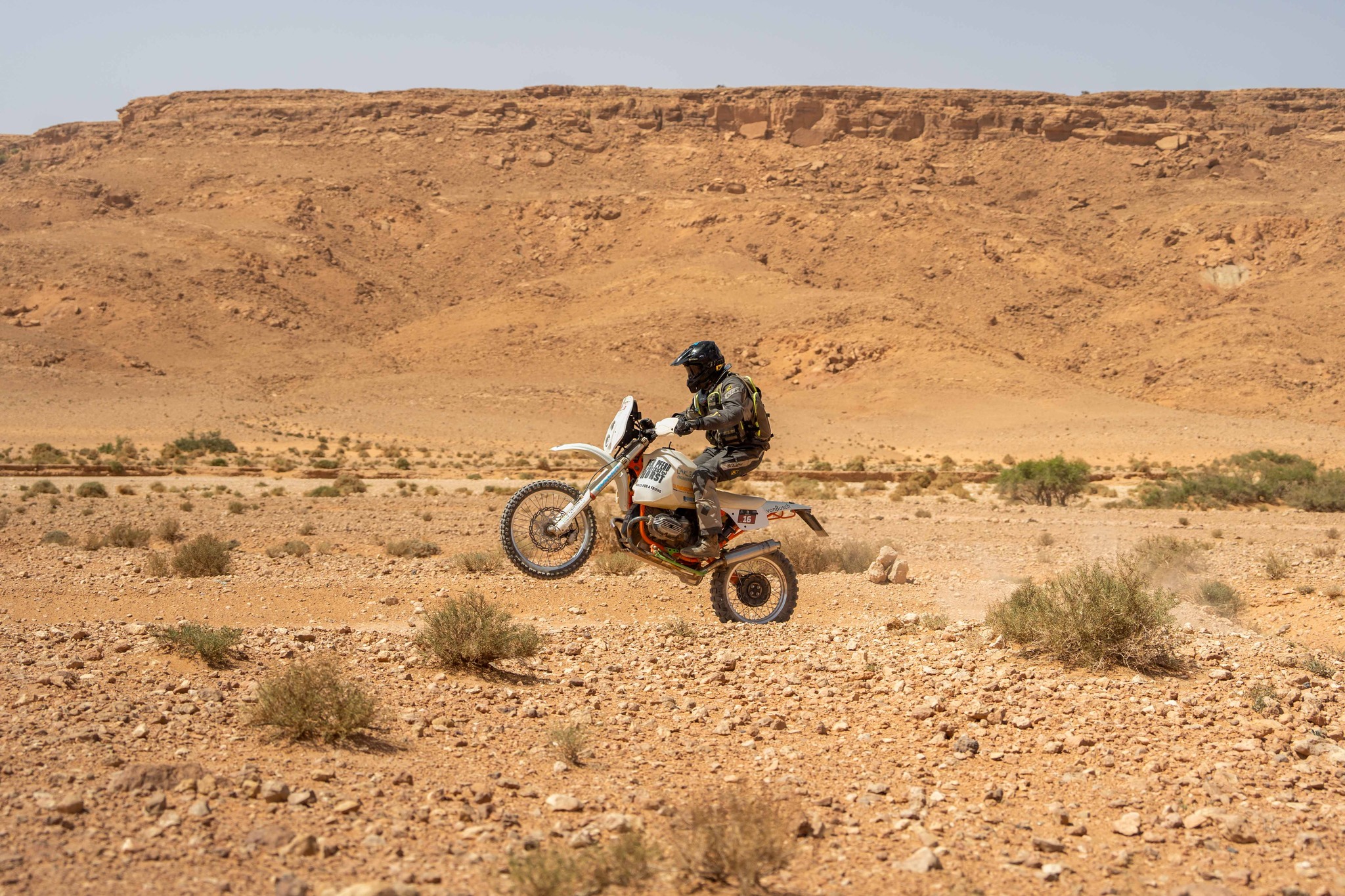 BMW Boxer Rallye-Motorrad im Gelände in Marokko