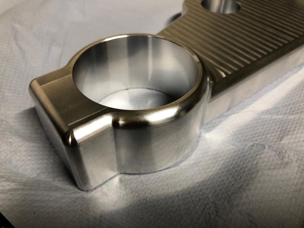 CNC-Fertigung einer Gabelbrücke