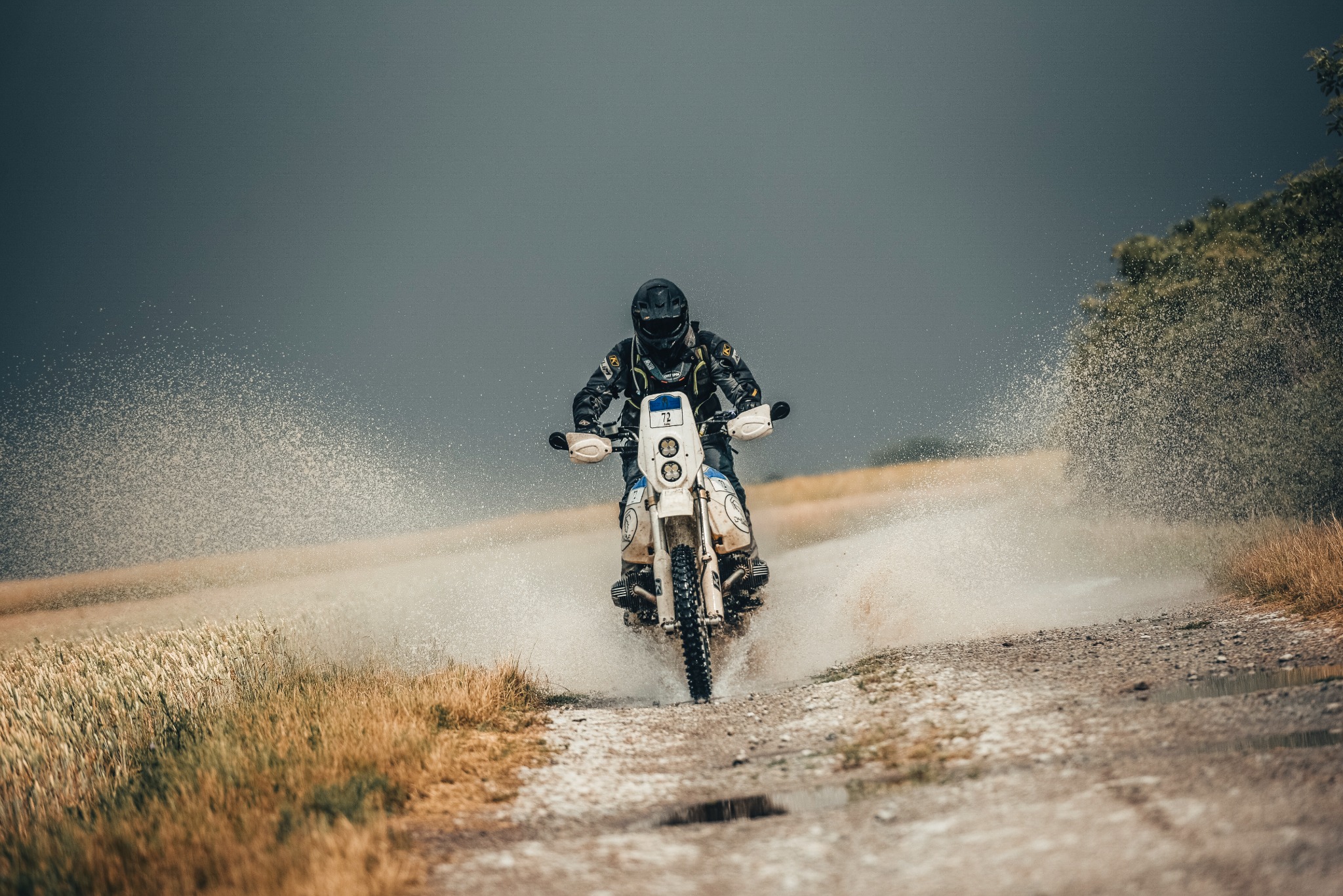 BMW Zweiventil Boxer Offroad in Europa bei einer Wasserdurchfahrt