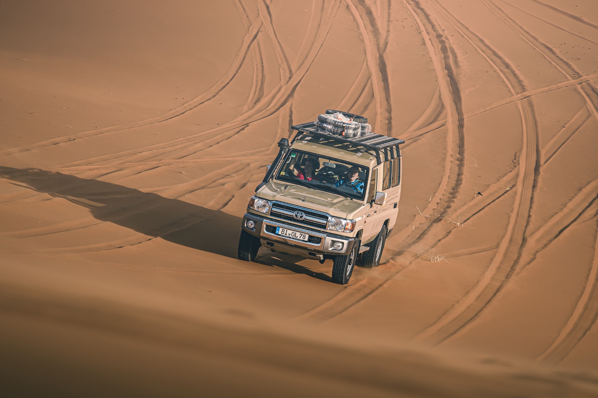 Toyota GRJ78 Overlander im Aufbau in den Dünen