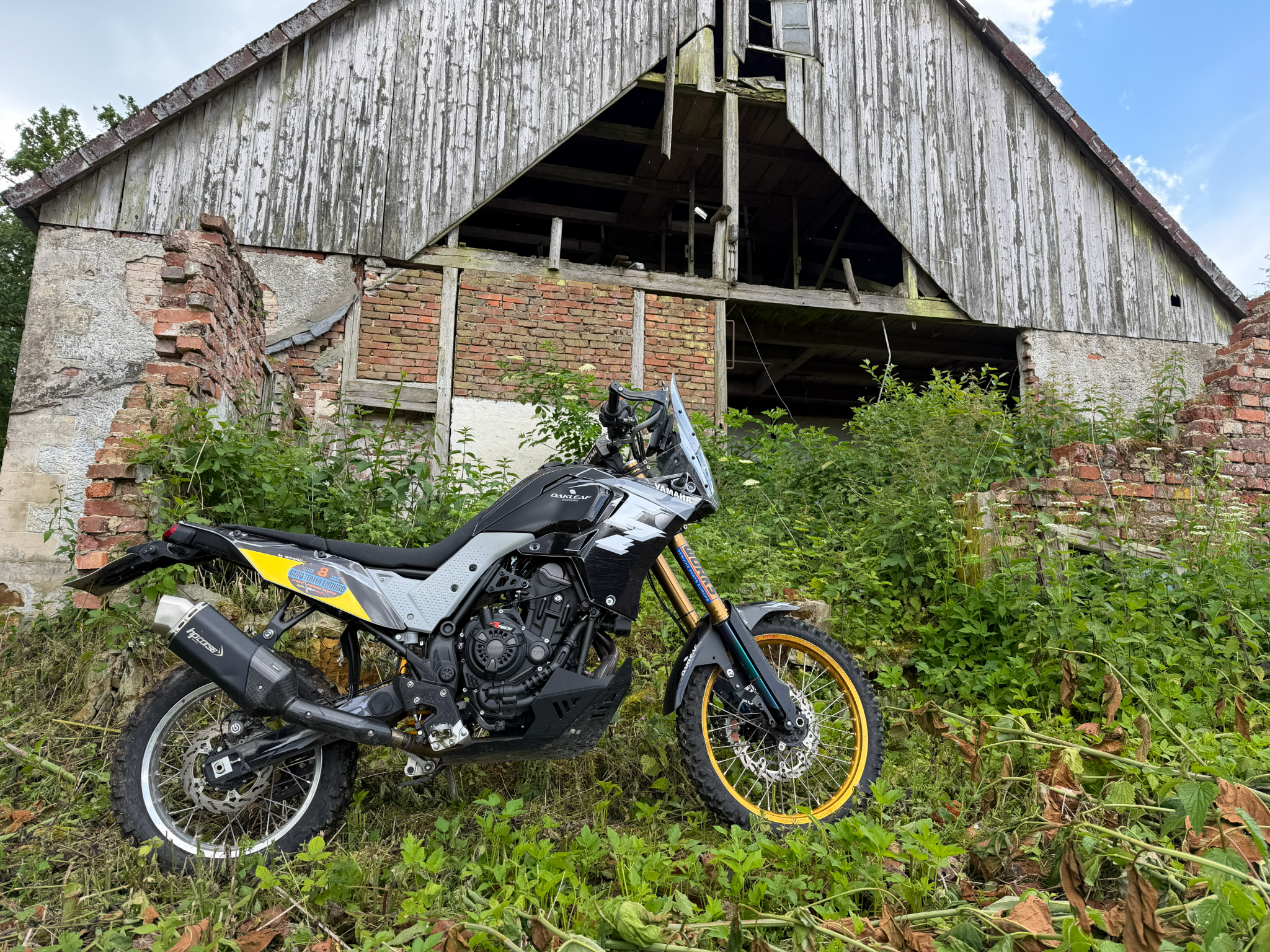 OLE T700 vor alter Scheune